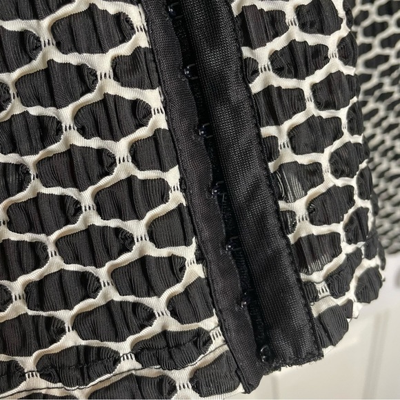 Vtg Ribkoff Black & White Patterned top with Hook & Eye Fasteners No Size Listed - Picture 3 of 7